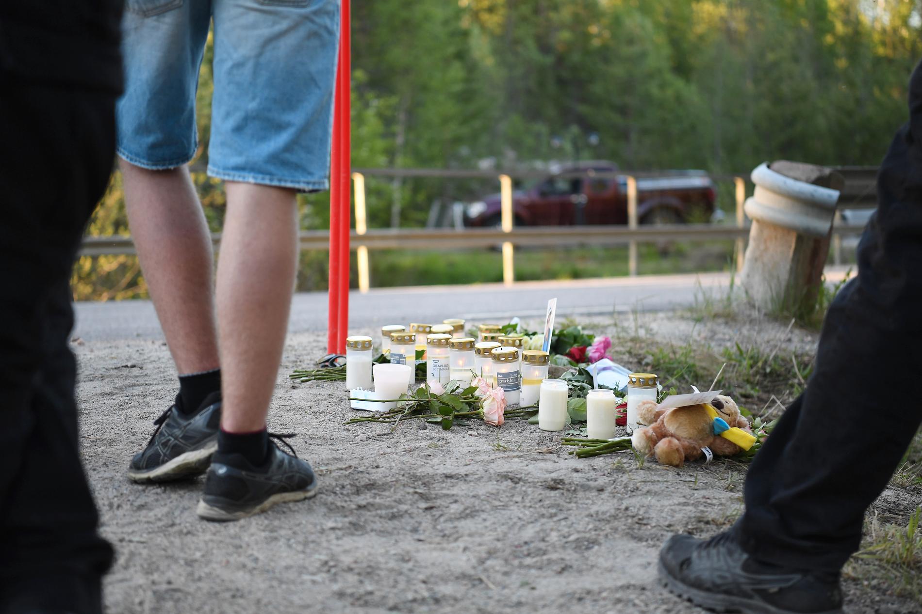 Fyra 16-åriga pojkar omkom i samband med en singelolycka vid Sörfors strax utanför Sundsvall. Ljus vid olycksplatsen.