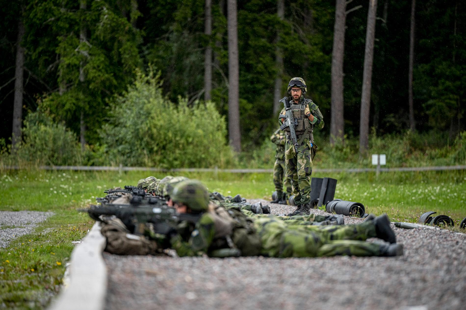 Hur livet kommer förändras för värnpliktiga när Sverige har gått med i Nato är ännu inte klart. 