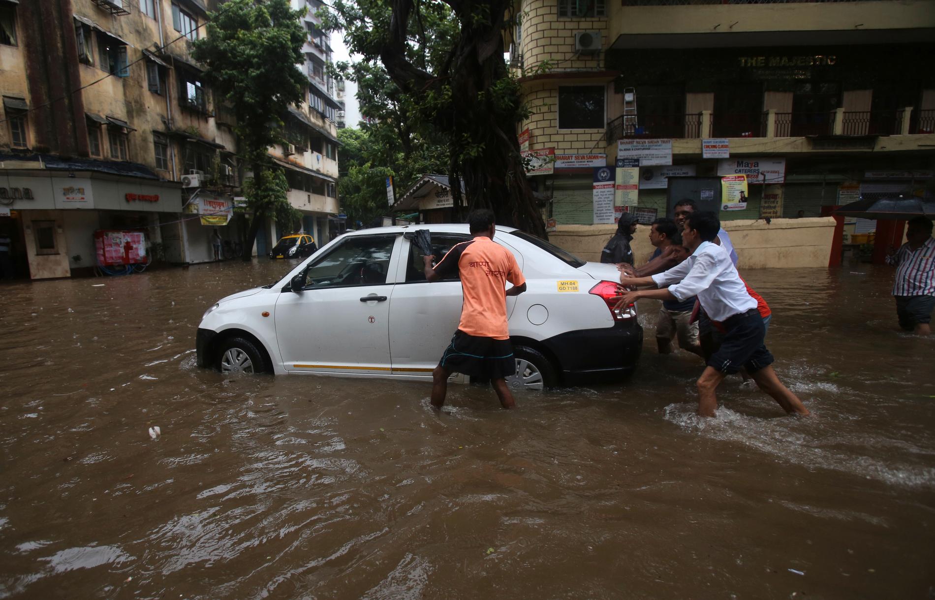 En översvämmad gata i Bombay i samband med monsunregnen.