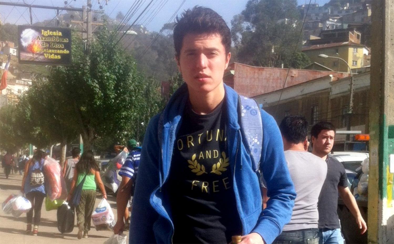 Andrés Riffo, 19, studerar i Valparaiso och befinner sig mitt i räddningsarbetet.