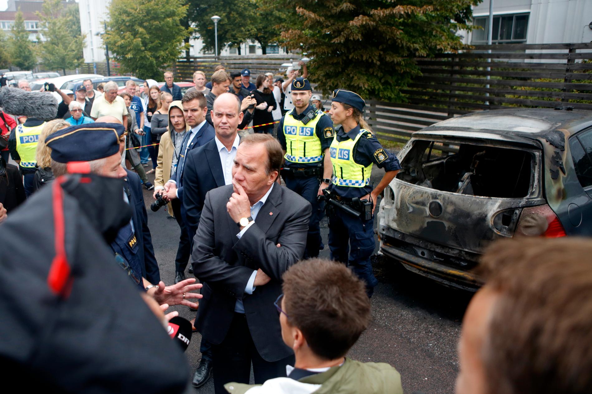 Stefan Löfven (S) träffar polismän på Frölunda torg i Göteborg