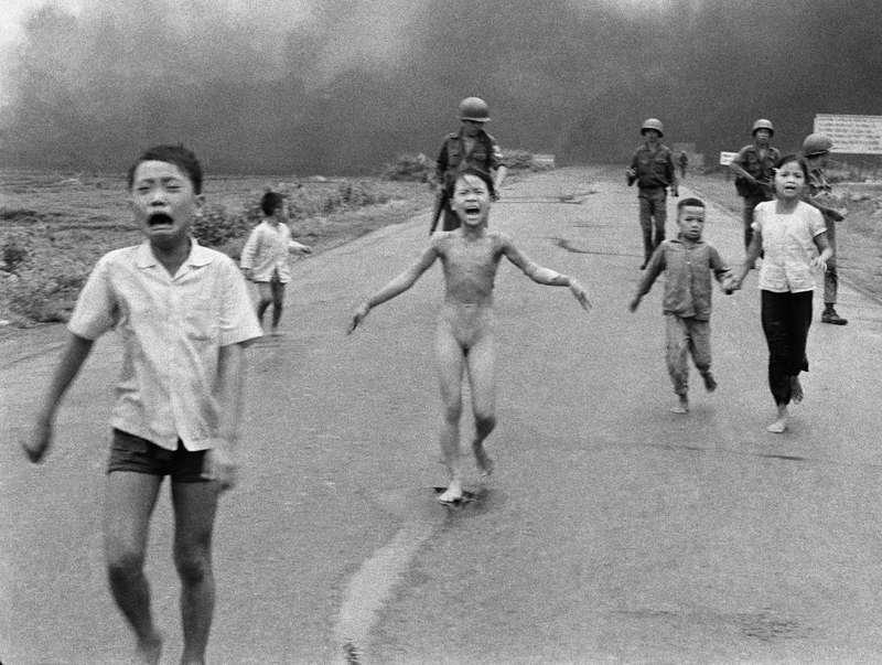 VIETNAM 1972 Bilden på 9-åriga Kim Phuc, som naken och svårt bränd flyr efter en napalmattack vände opinionen mot Vietnam­kriget i USA. President Nixon ifrågasatte fotots äkthet, men alla undersökningar visar att han hade fel.