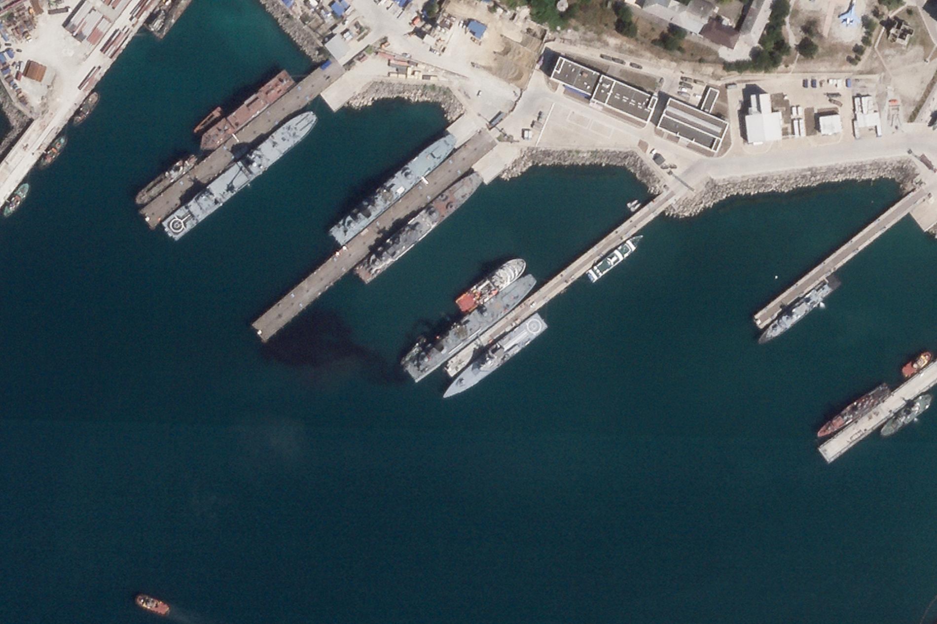 Satellitbild som visar ett skadat ryskt fartyg som läckte olja i Novorossiysk, Ryssland. 