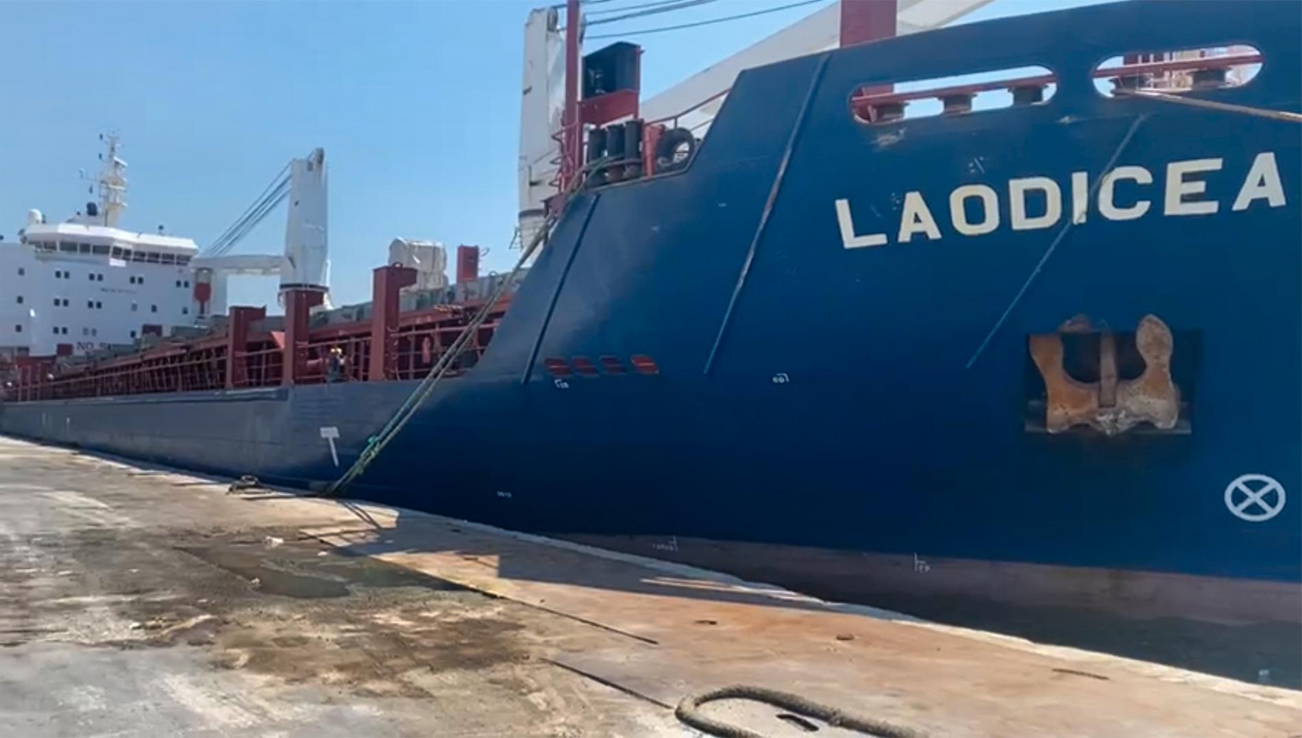 Det syriskägda lastfartyget Laodicea i hamn i Libanesiska Tripoli i somras, då libanesiska myndigheter avvisade uppgifter om att fartyget var lastat med ukrainska spannmål som stulits av Ryssland. Arkivbild.