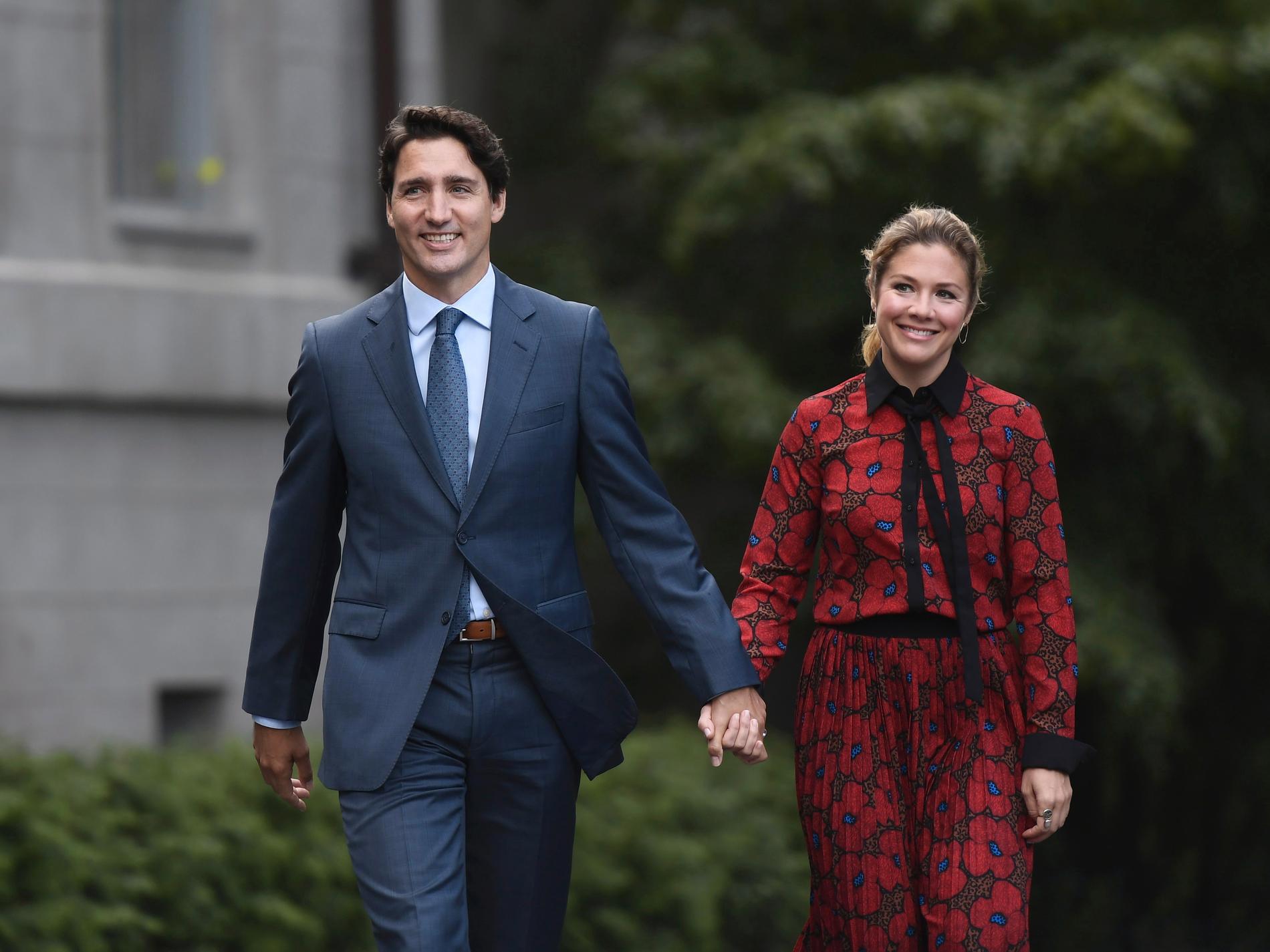 Justin Trudeau och hustrun Sophie hand i hand 2019.