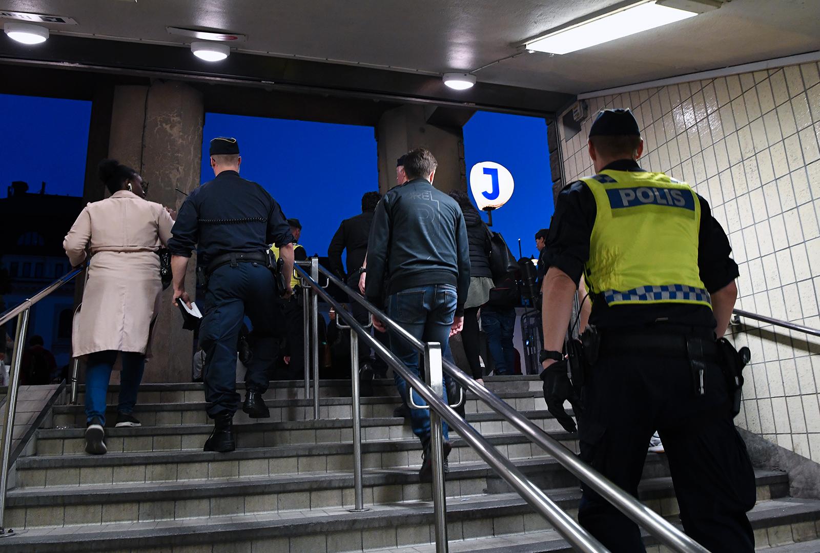 Människor leddes upp ur tunnelbanan av polisen.