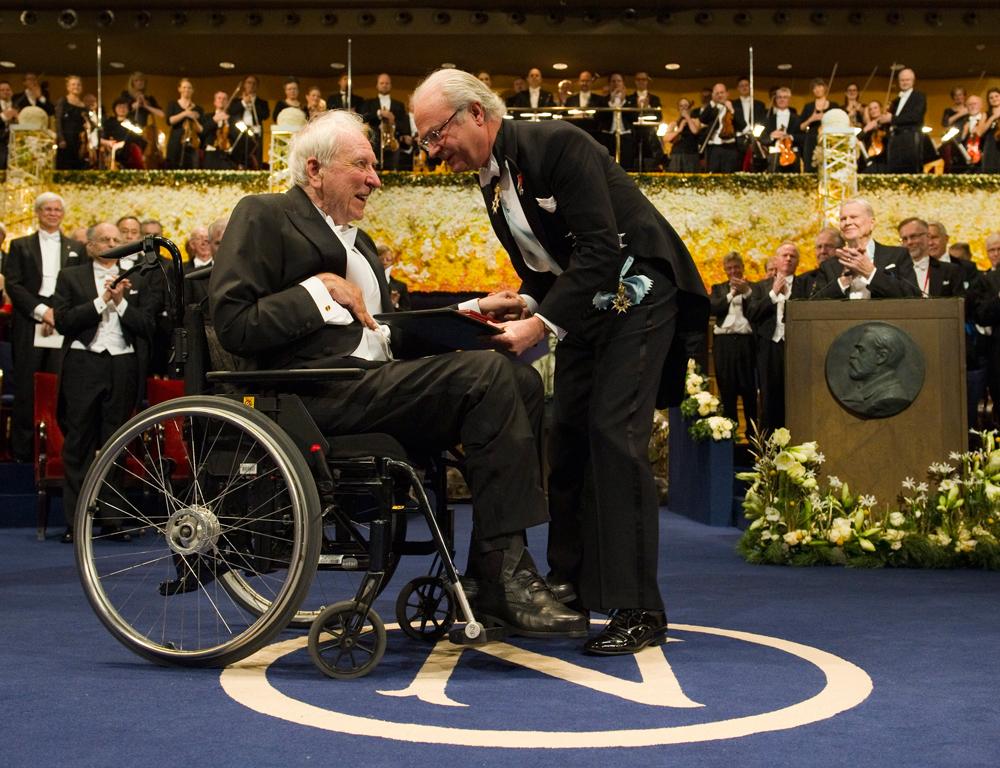Kung Carl XVI Gustaf överlämnar nobelpriset i litteratur till Tomas Tranströmer under Nobelceremonin i Konserthuset i Stockholm.