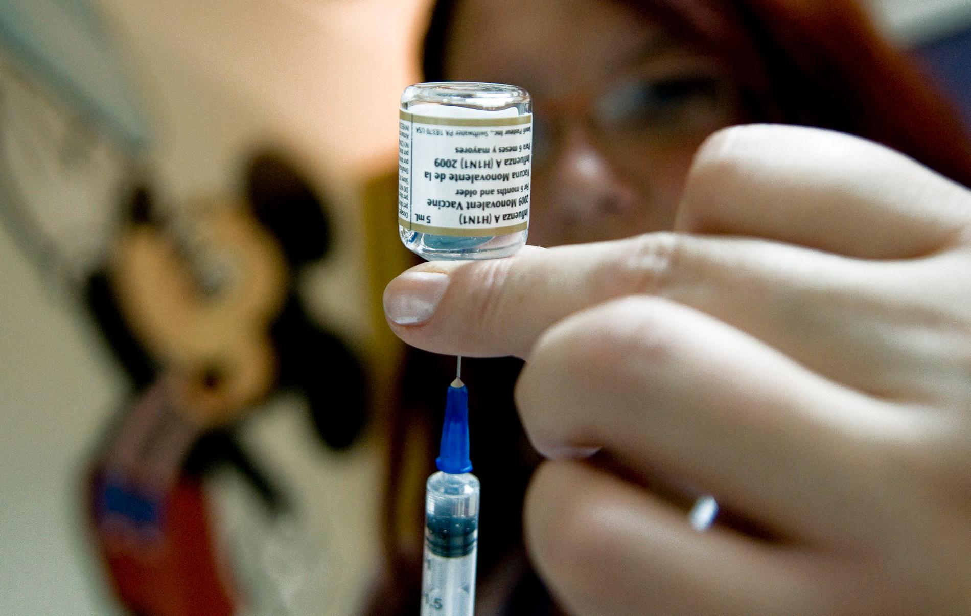 En sjuksköterska förbereder vaccin mot svininfluensa på ett sjukhus i Montevideo i april 2010.