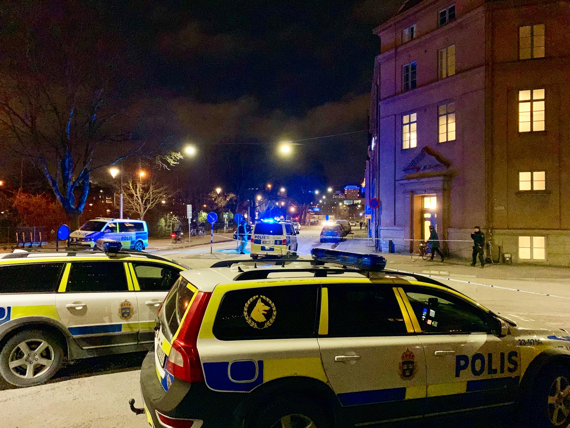 Polisen jagar nu en ung kvinna som är misstänkt för en knivskärning utanför en gymnasieskola i Örebro.