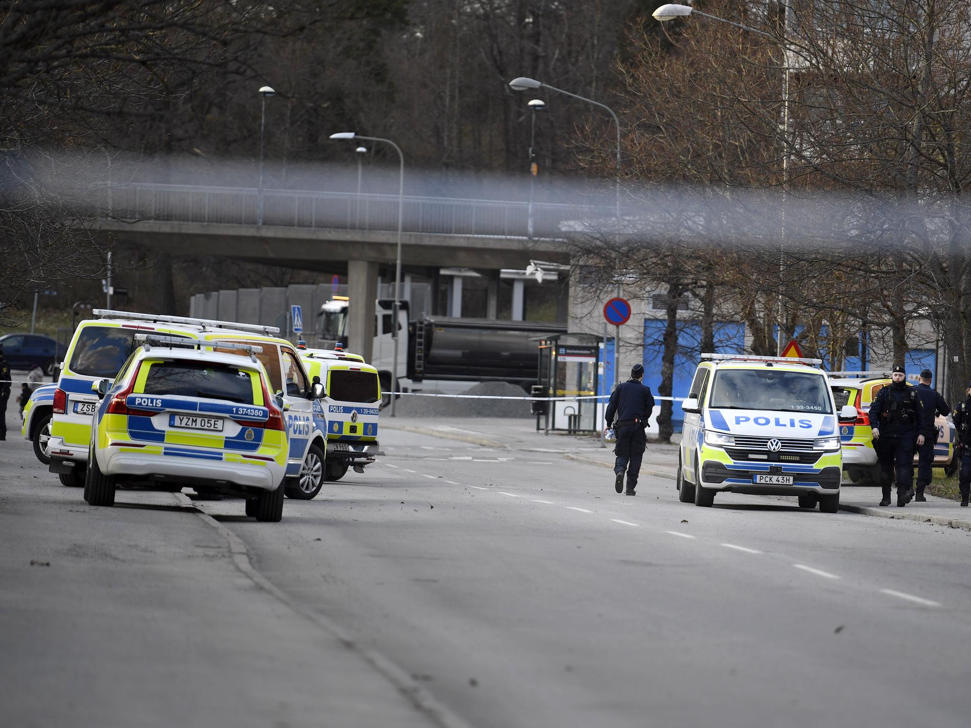 En person skottskadad i Stockholmsförort