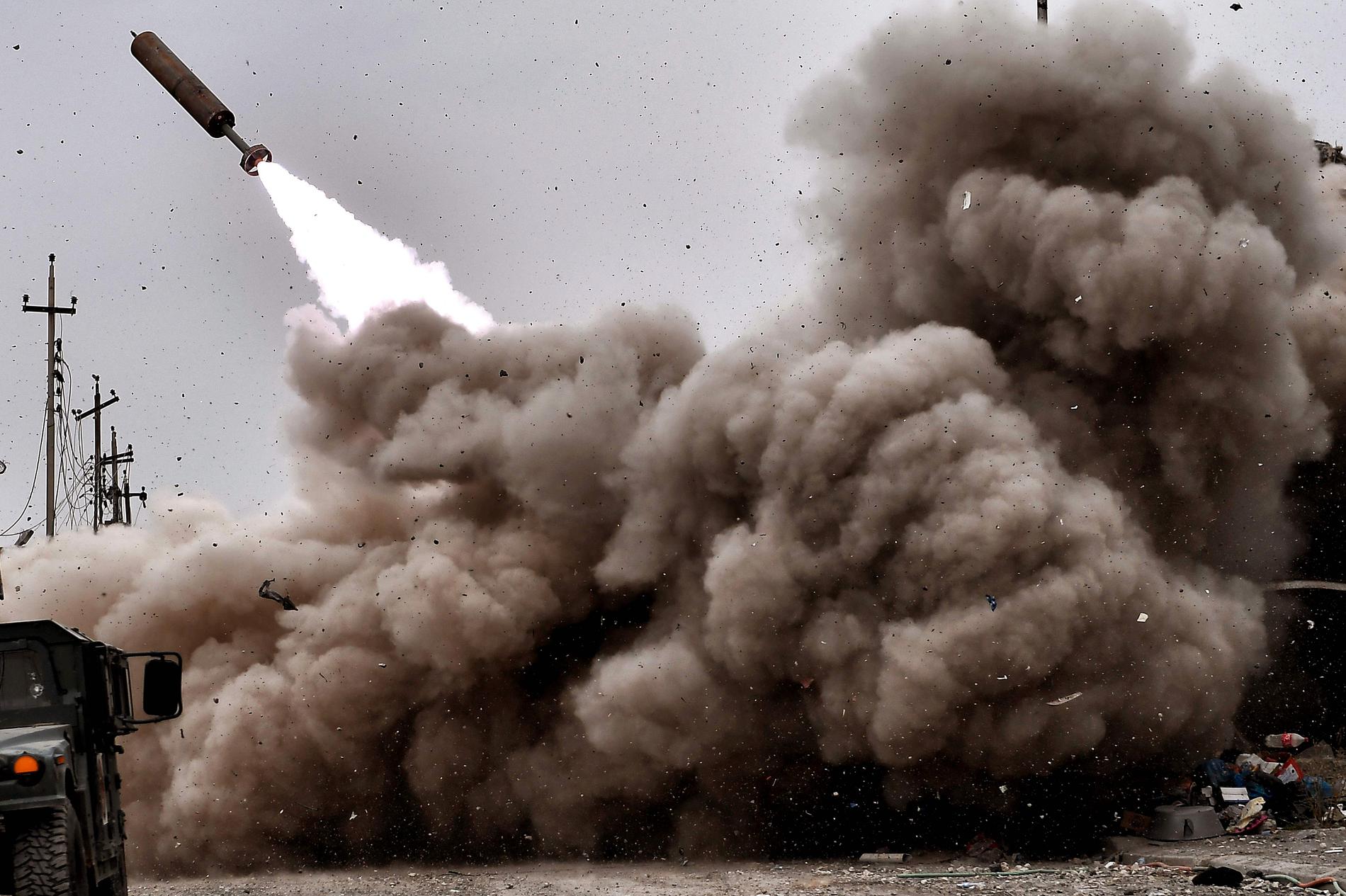 Irakisk artillerield avfyras mot IS-fästen i Mosul.