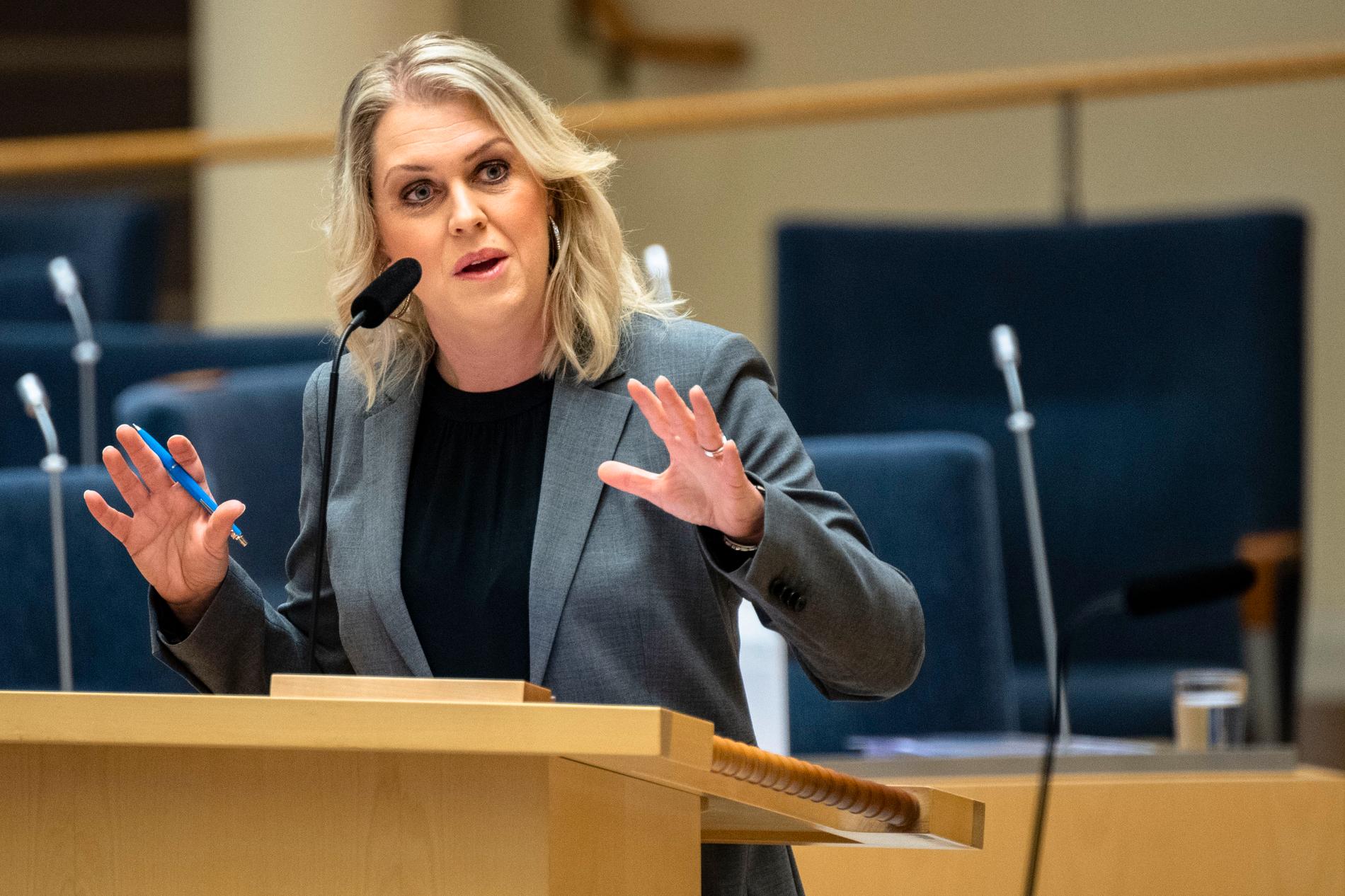 Nu regerar socialminister Lena Hallengren (S) mot stora bonusutbetalningar inom välfärdsföretag