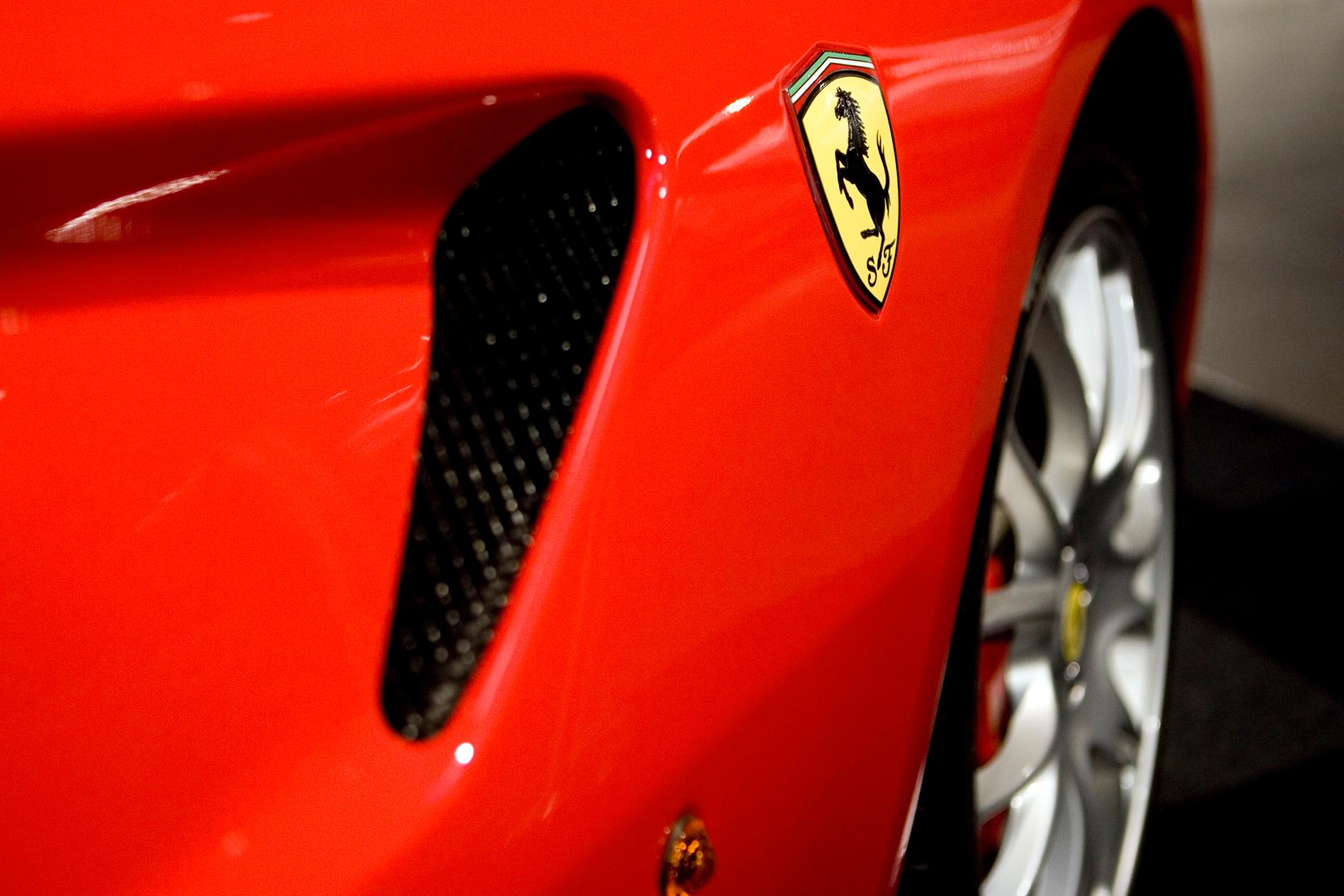 Den italienska sportbillstillverkaren Ferrari slår försäljningsrekord, och Sverige påstås det råda Ferrari-feber.