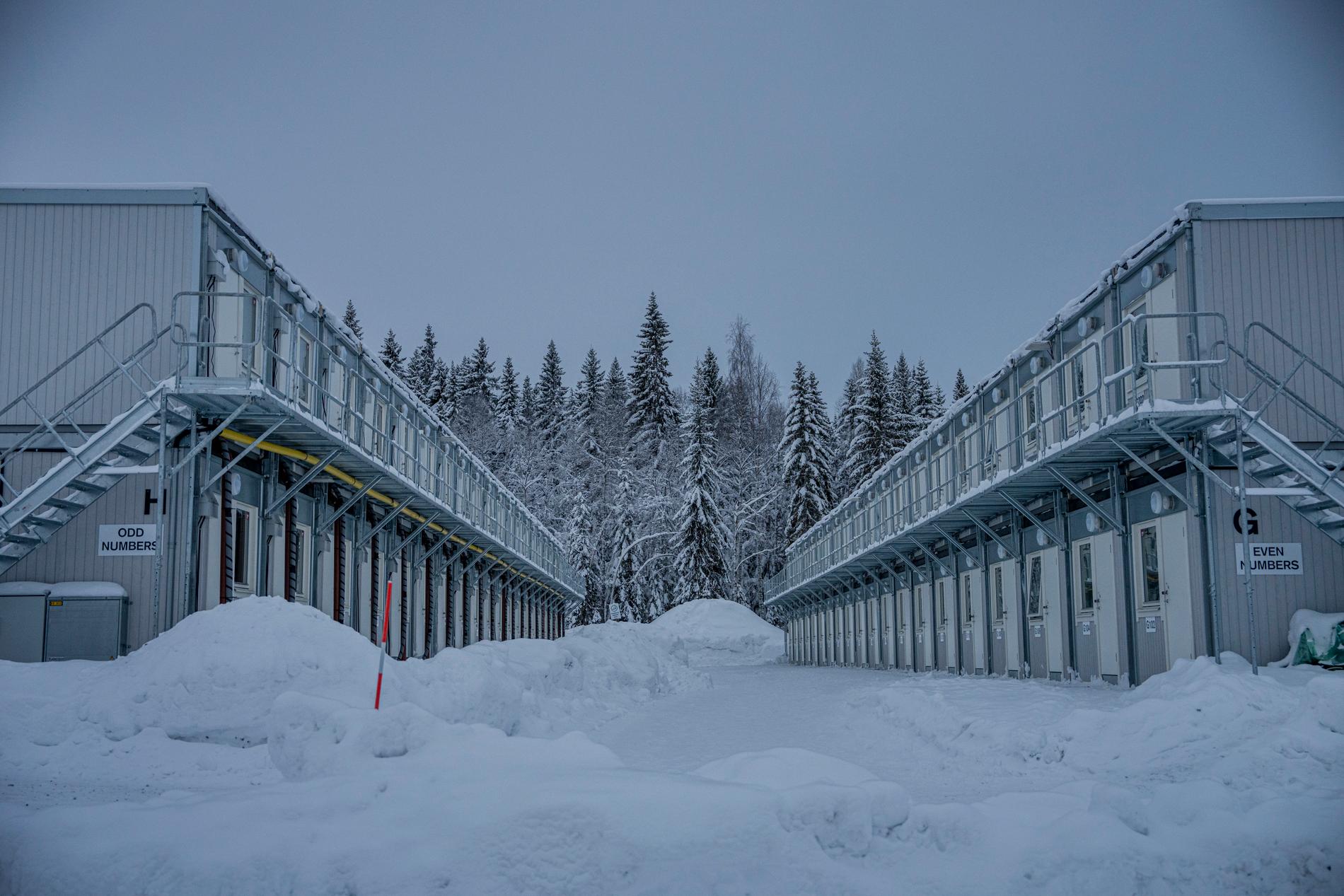 I Skellefteå har man ställt upp barackbostäder där många som arbetar med den nya batterifabriken bor.