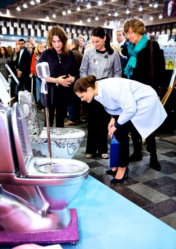 Kronprinsessan Victoria fick äran att inviga utställningen av tio toaletter i Skrapan i Stockholm i går. Toaletterna är designade av svenska kändisar och ska auktio­neras ut till förmån för organisationen Water Aids arbete.