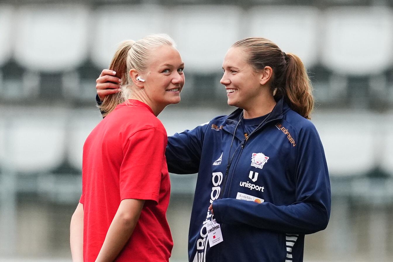 Frida Maanum och Emma Lennartsson inför kvällens match.