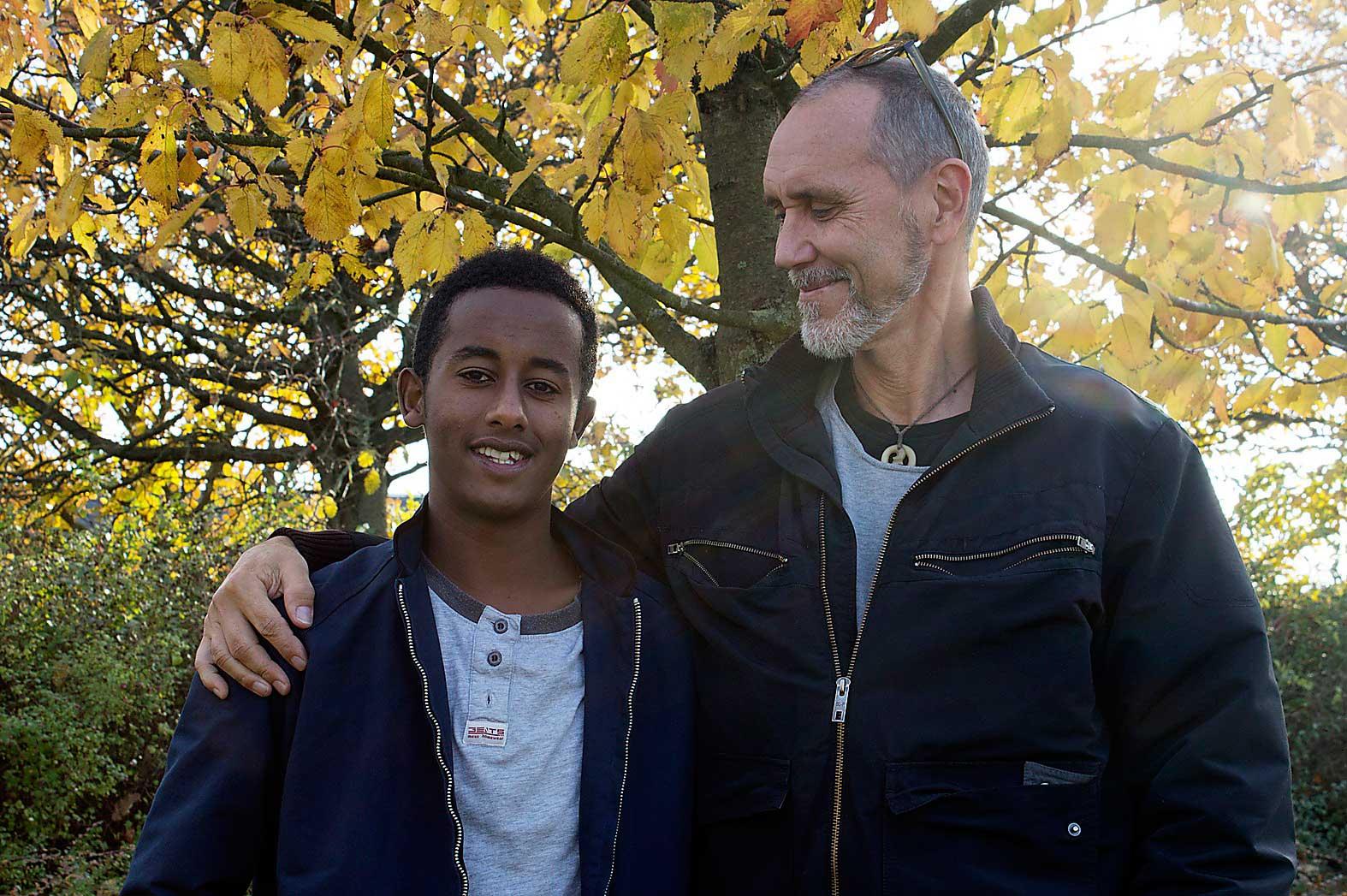 Asylsökande Robel Kidane hade börjat etablera sitt liv i Sverige när han råkade ta fel tåg och hamnade i Danmark. Därifrån fick han inte komma tillbaka in i landet. Något som fick Mikael Kinning att agera.