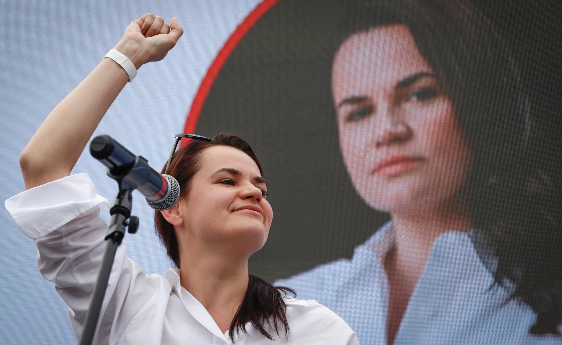 Svetlana Tichanovskaja tog över maken Sergejs politiska kamp när hon ställde upp i Belarus presidentval. Bilden är från ett valmöte i Minsk i juli.
