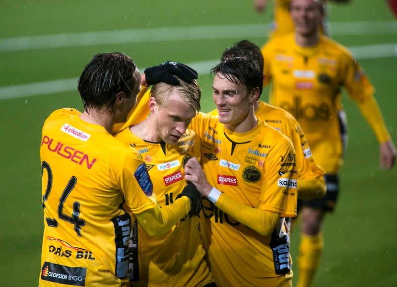 Lagkaptenen och målskytten Johan Larsson klappas om efter målet, som innebar Elfsborgs andra seger i årets allsvenska.