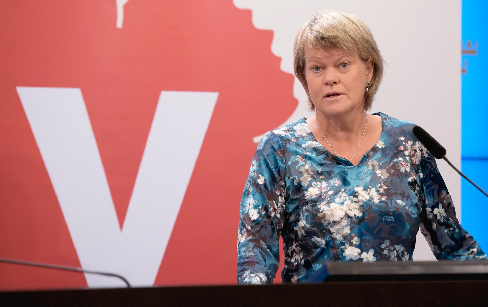 Vänsterpartiets ekonomisk-politiska talesperson Ulla Andersson vill skärpa reglerna för hur företag kan betala ut bonusar om de tagit emot krisstöd under pandemin. Arkivbild.