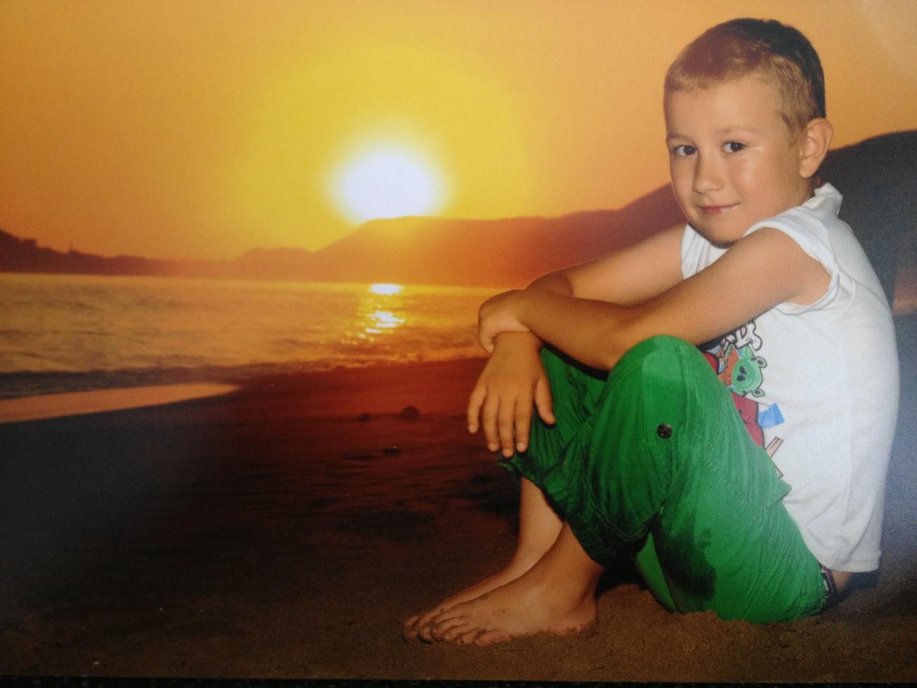 Min son Edin i solnedgången i Alanya, skriver Adisa.