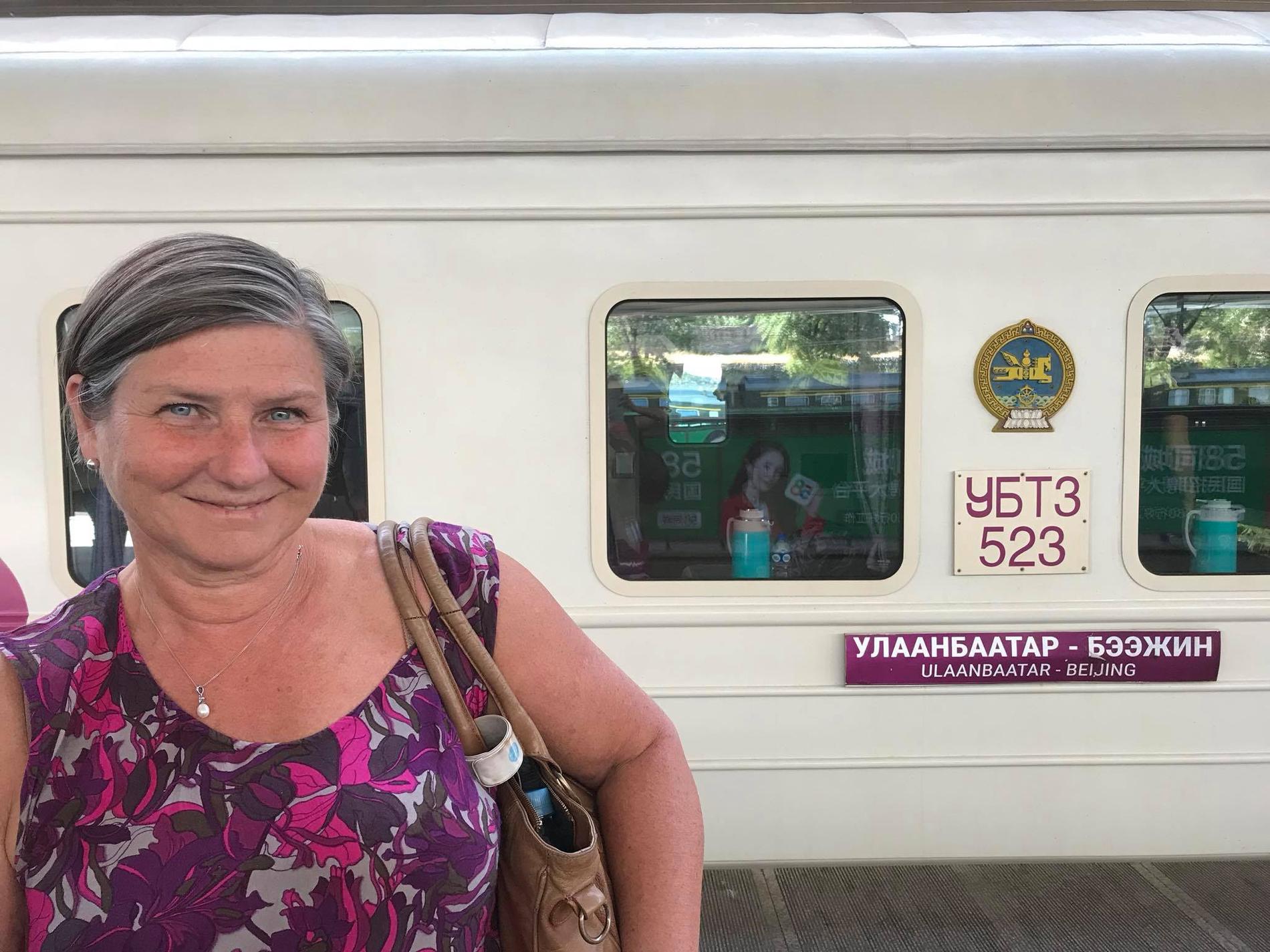 Helen Tronstad på väg att stiga på tåget från Ulan Bator i Mongoliet, för att resa till Peking. 