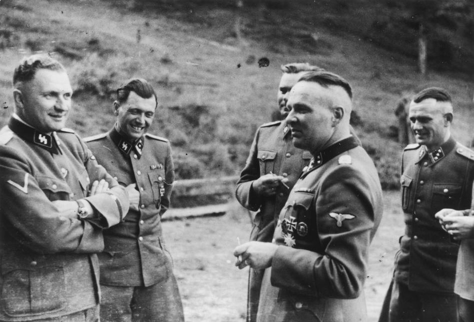 Arkivbild från 1944. Auschwitz-kommendanterna Richard Baer och Rudolf Höss (i förgrunden till höger) tillsammans med bland andra Josef Mengele (andra från vänster).