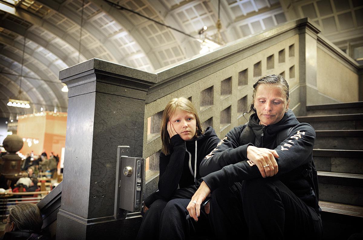 Sabrina Andersen och dottern Nora har suttit fast på Stockholms Central i ett dygn.