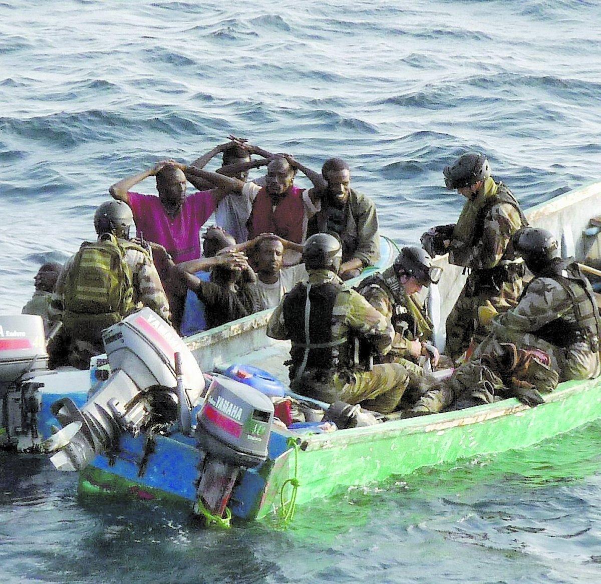 Misstänkta pirater tillfångtagna efter att franska kommandosoldater stormat en kapad segelbåt utanför Somalias kust. En människa omkom vid ingripandet.
