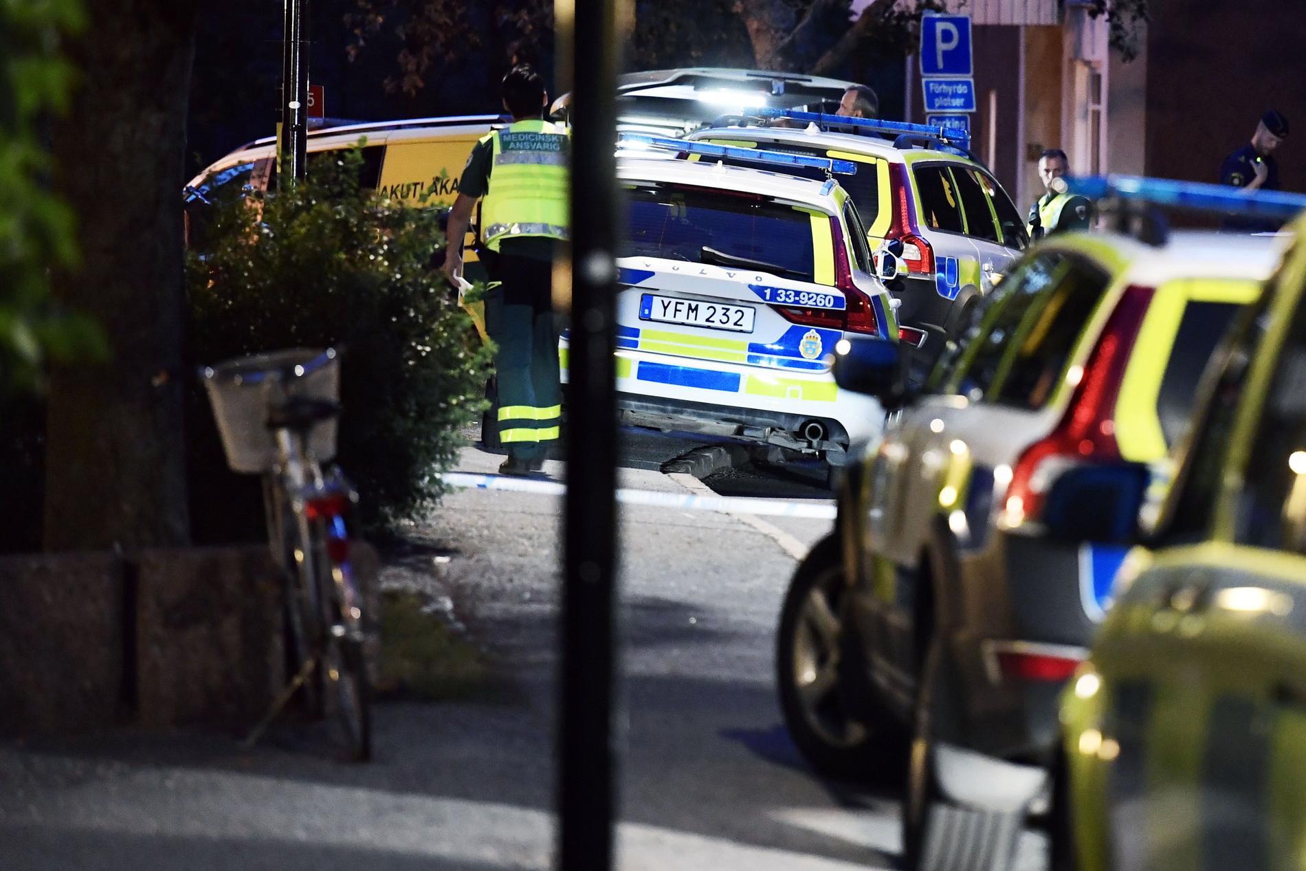 Polis och ambulans på plats i Blackeberg efter dödsskjutningen. 