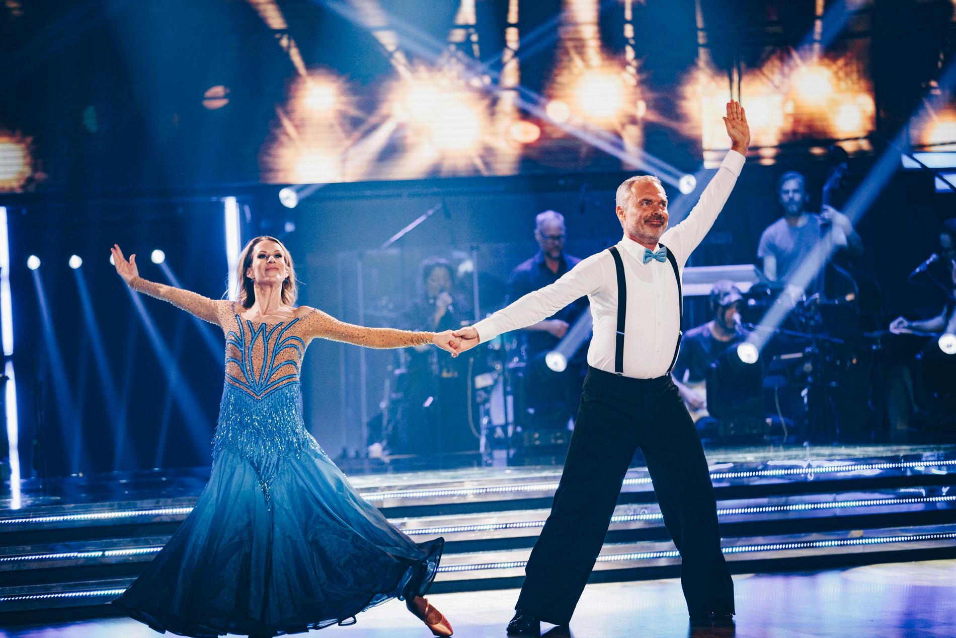 Cecilia Ehrling och Jan Björklund tävlar vidare i kvällens ”Let’s dance”.