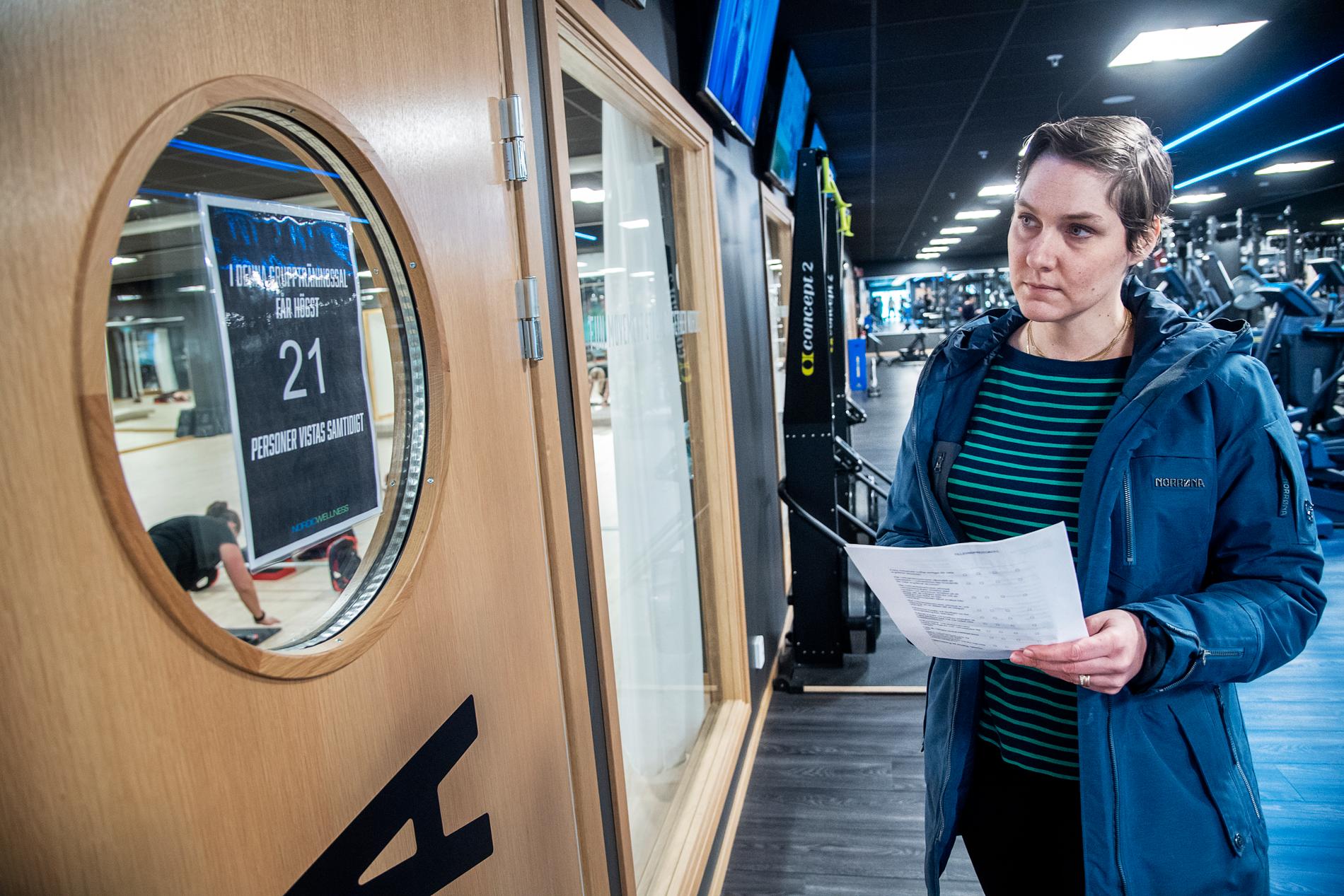 Moa Karlsson, tillsynshandläggare på länsstyrelsen, inspekterar ett gym i norra Stockholm.