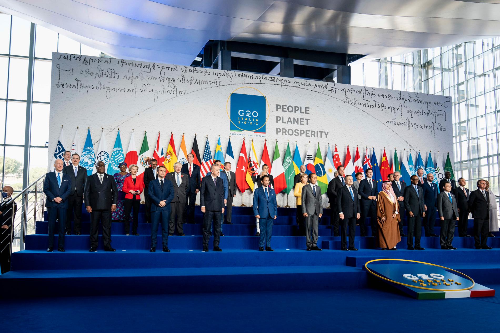 Ledarna för världens mäktigaste länder poserar för ett "familjefoto" under G20-mötet i Rom på lördagen.