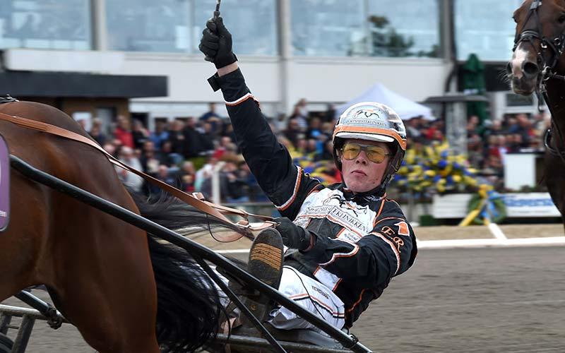 Erlend Rennesvik vinner K.G. Bertmarks Minne på Jägersro 2015 med hästen Chatain