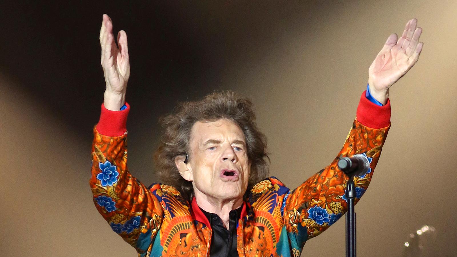 Mick Jagger är 76 men har inget emot dubbeljobb. 