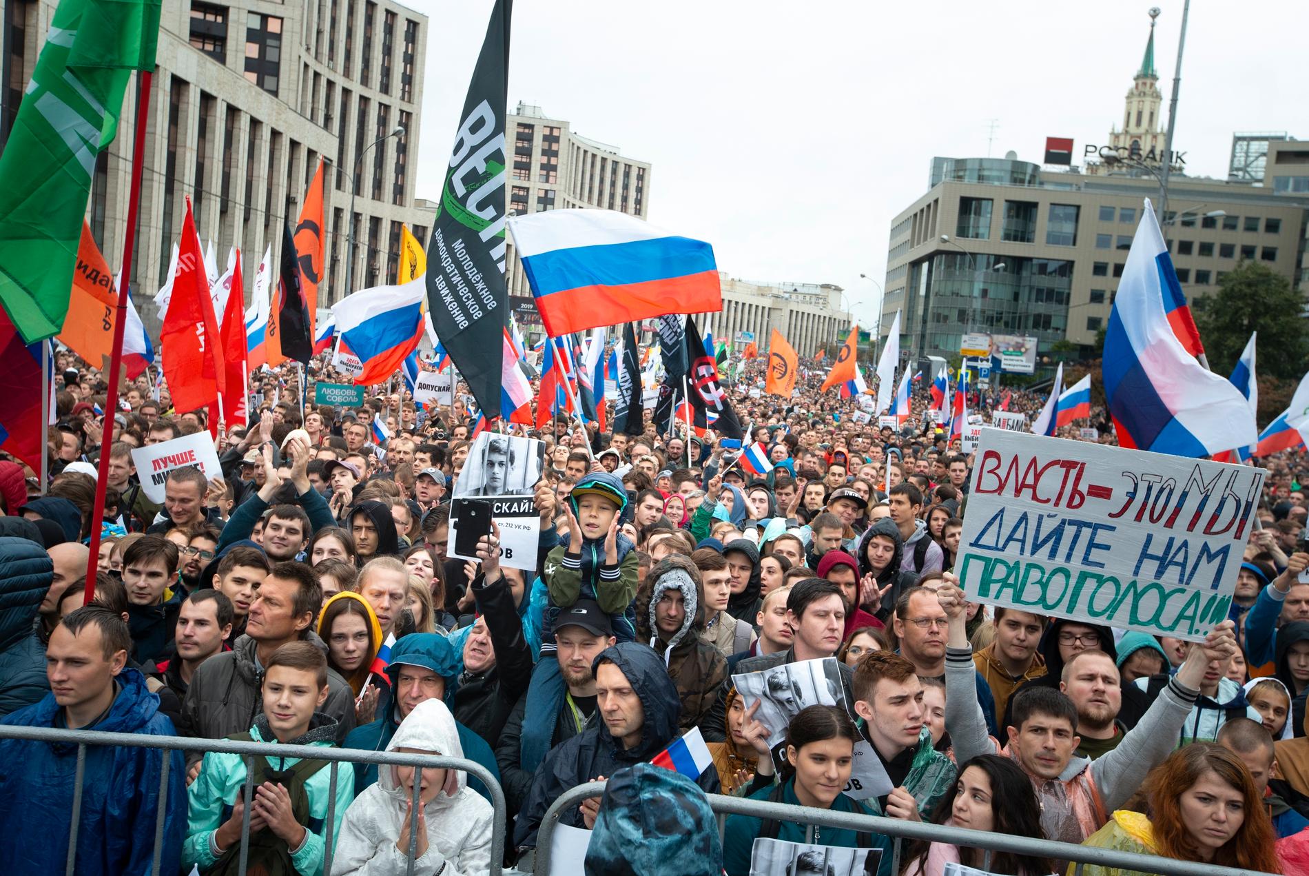 Tiotusentals personer samlades till regimkritiska protester i Moskva på lördagen.
