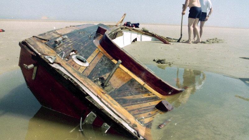 Mannen och hans båt hittades på en sandbank vid Nederländernas kust år 1995. Nu har mannen identifierats.
