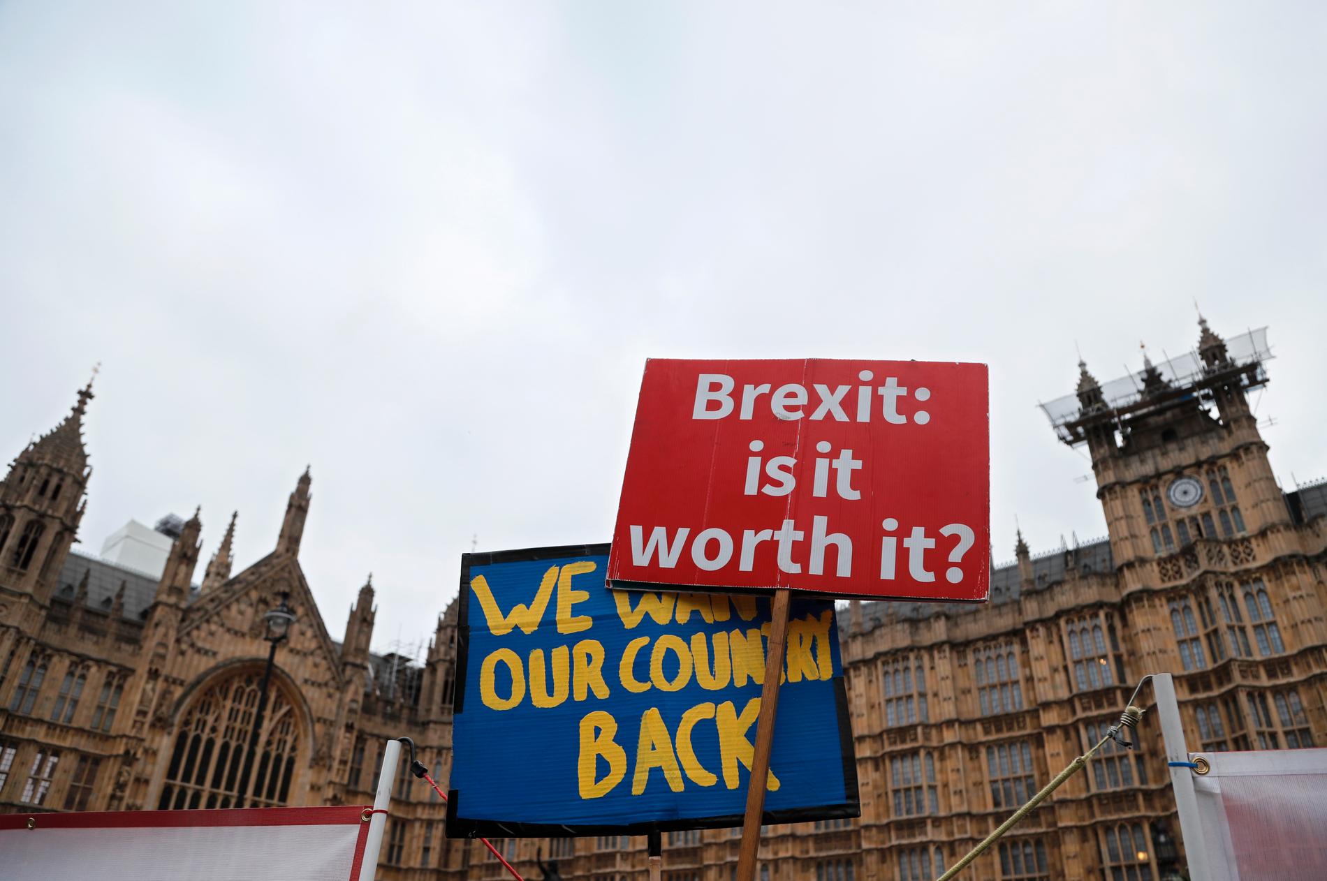 Plakat utanför parlamentet i London.