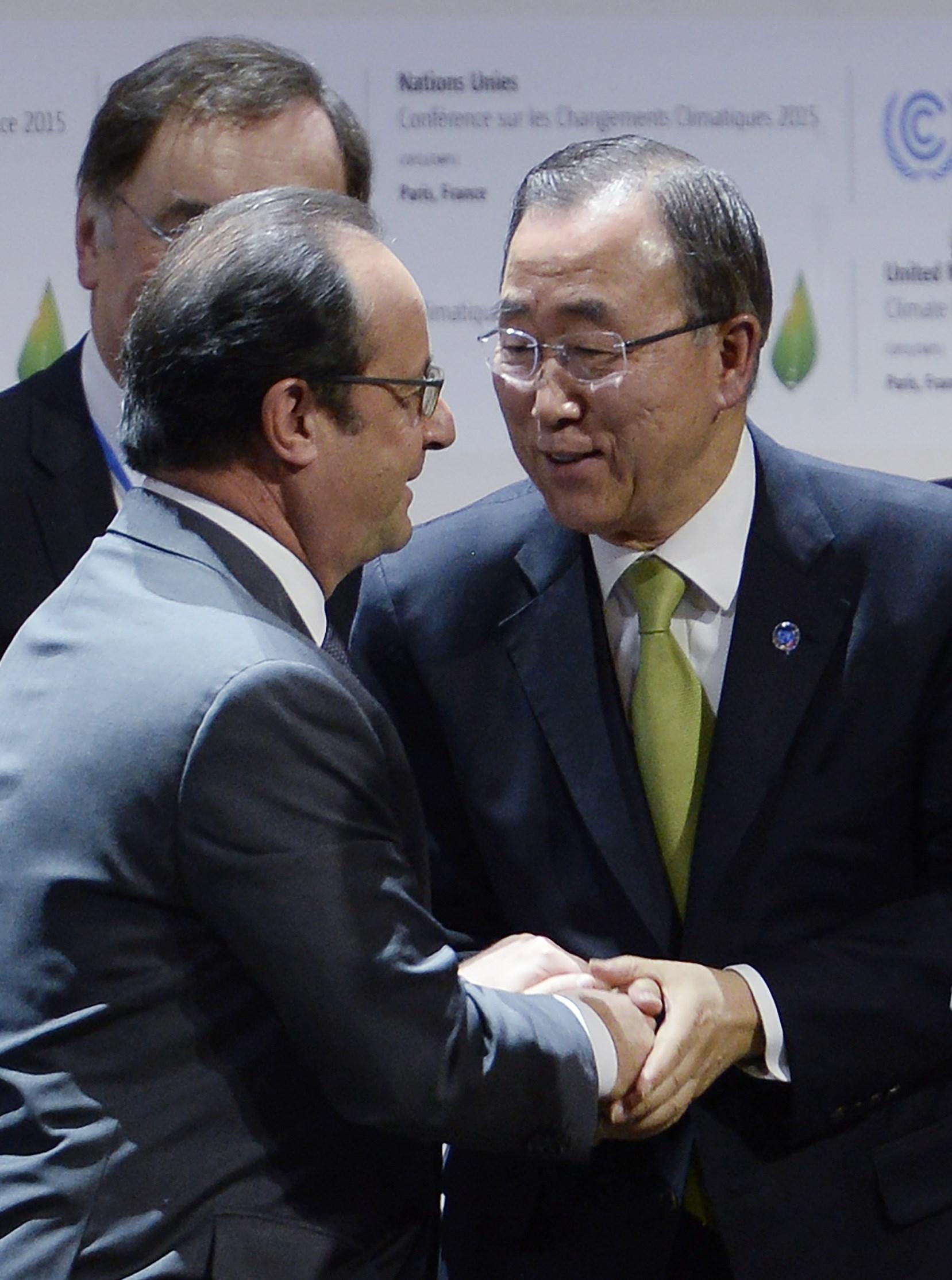 Frankrikes president Hollande och FN:s generalsekreterare Ban Ki-Moon skakar hand.