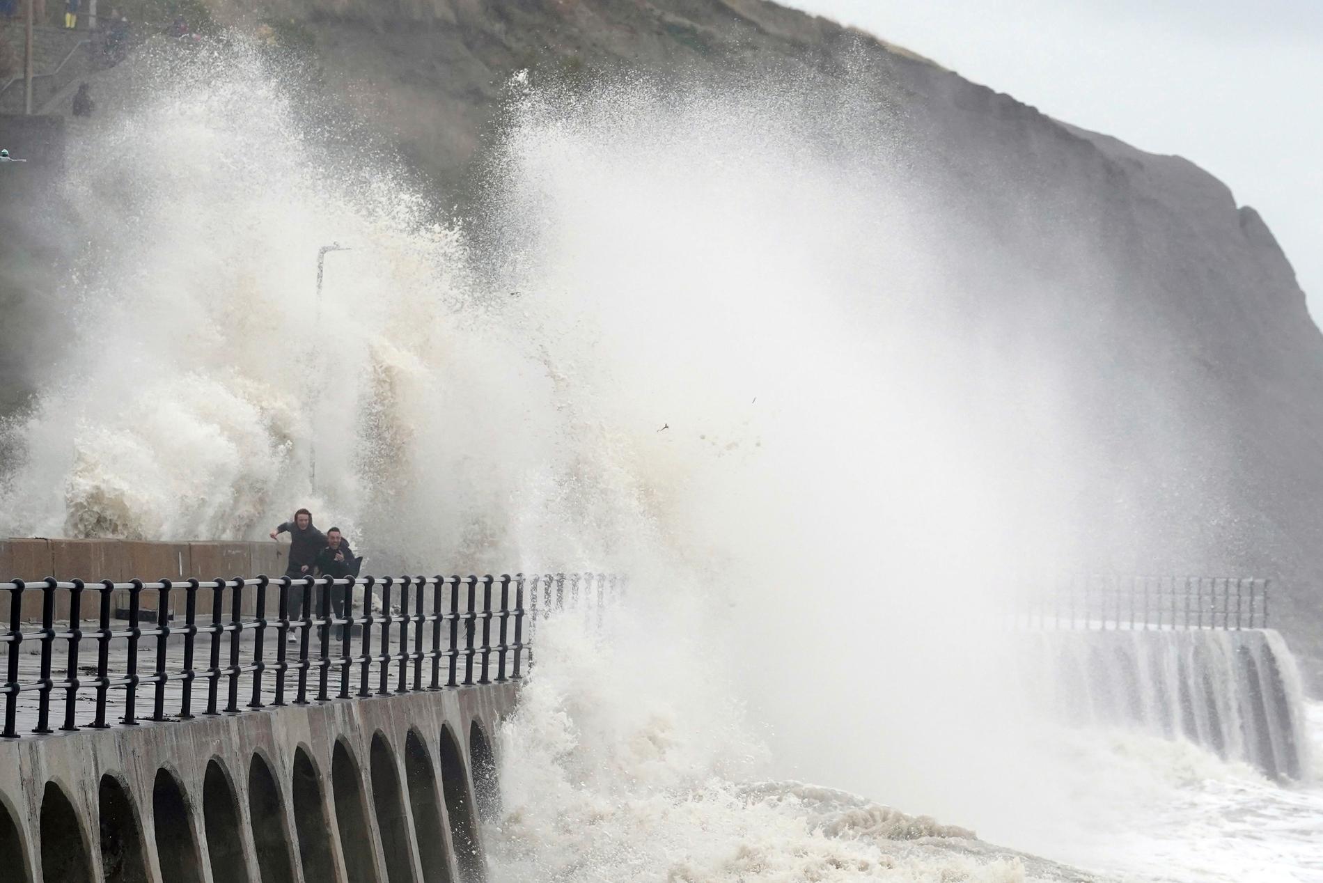 Höga vågor slår in över stranden vid Folkestone utanför Dover i södra England.