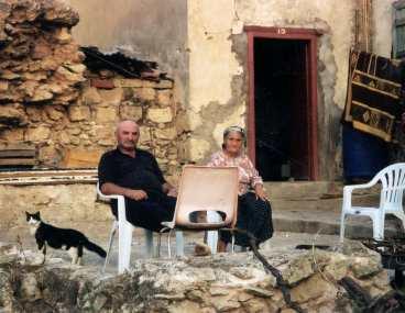 Det turkiska gamla paret bor innanför murarna i Famagustas gamla stad.