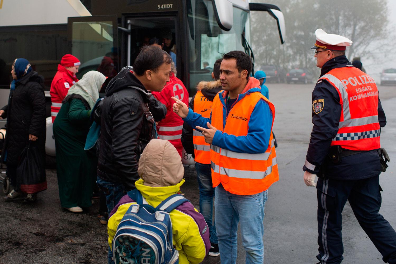 Fardin från Afghanistan pratar med nyanlända flyktingar i Kollerschlag.