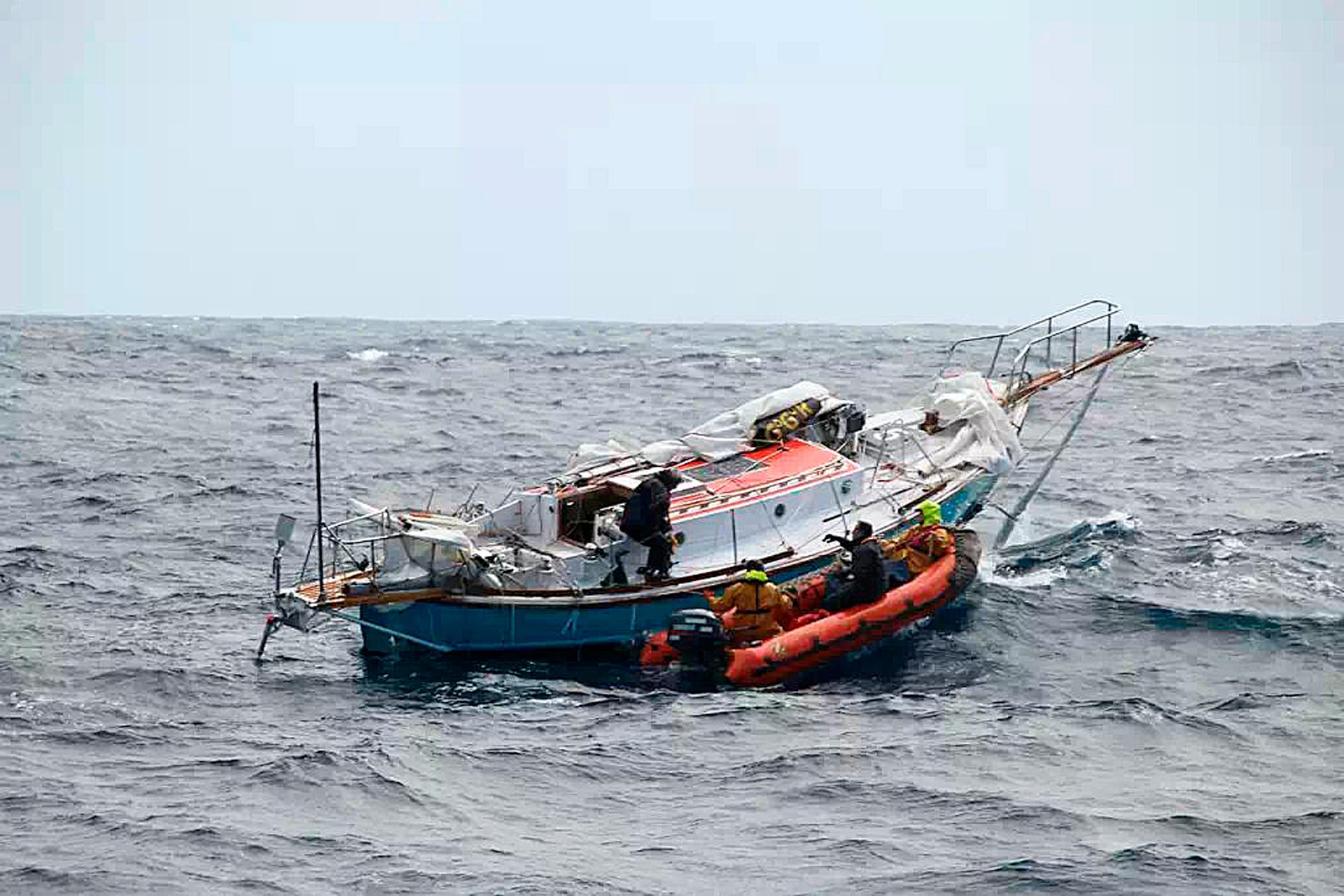 Abdhilash Tomy, till vänster, räddas från sin skadade båt Thuriya i södra Indiska oceanen.
