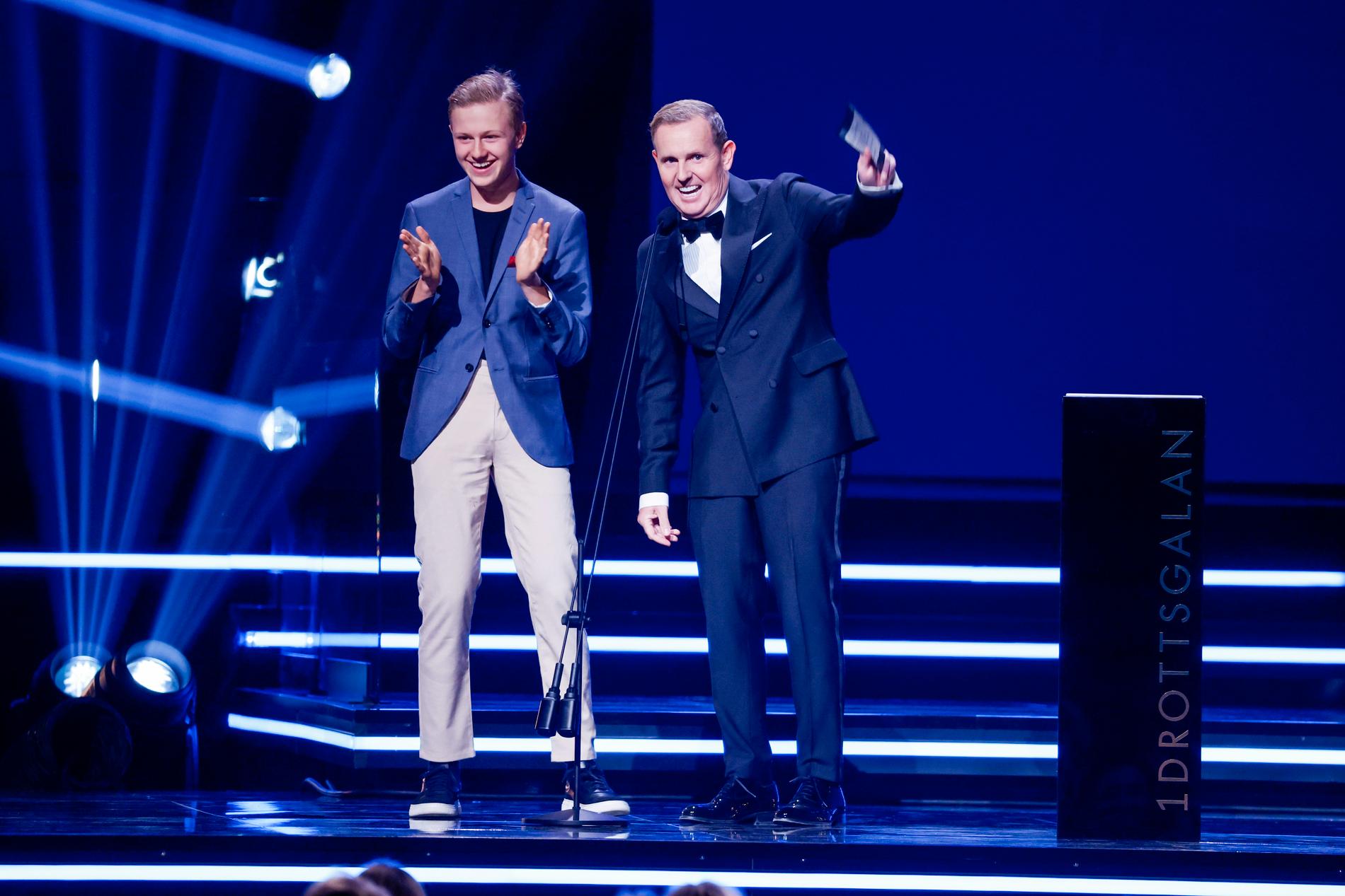 Viggo Möller och Måns Möller (Viggo Foundation) tar emot Fair Play-priset under Idrottsgalan 2024 på Friends Arena.