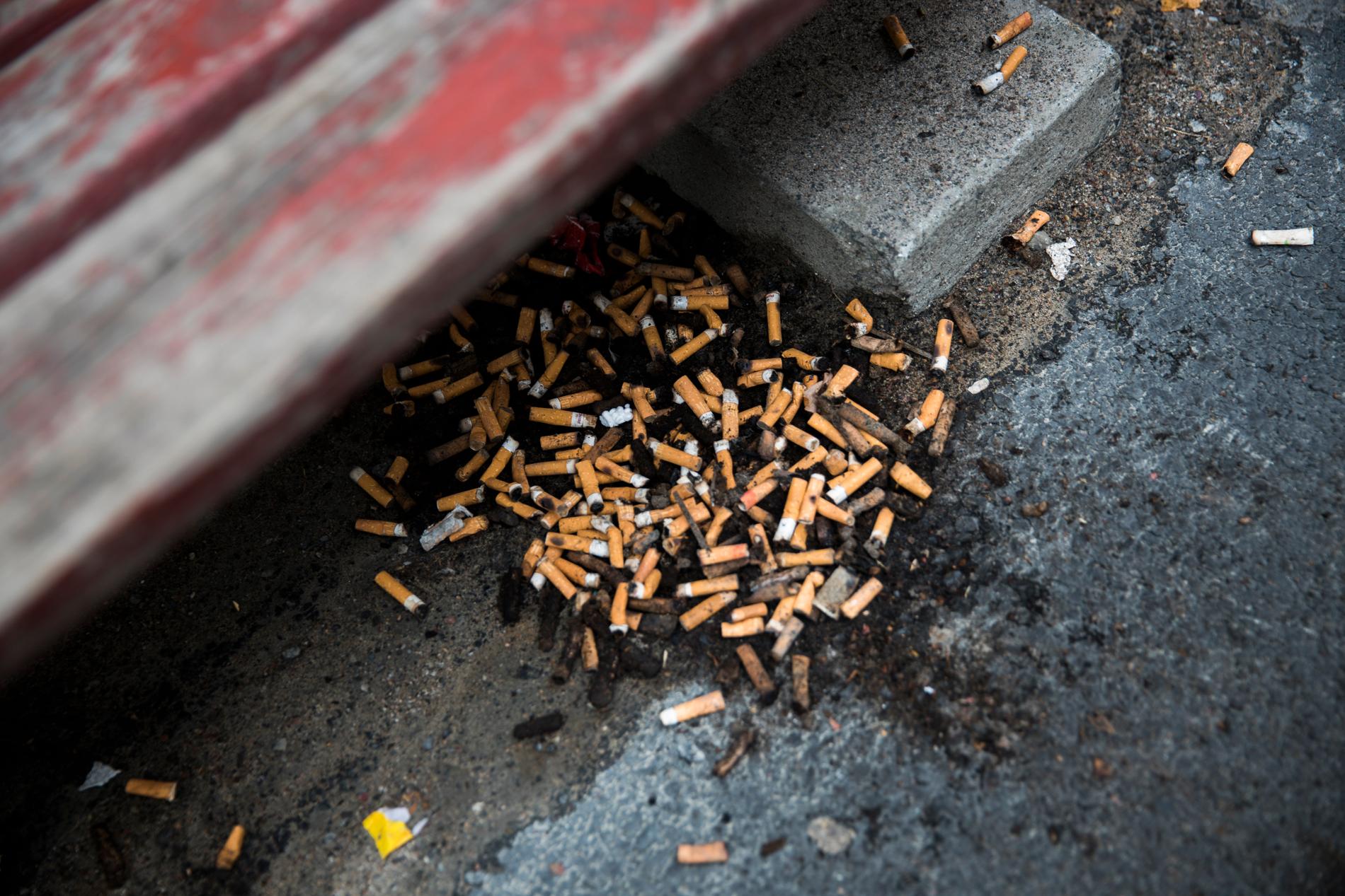 Giftiga fimpar på stan har blivit ett växande problem efter att rökförbudet på bland annat uteserveringar trädde i kraft 1 juli. Arkivbild.