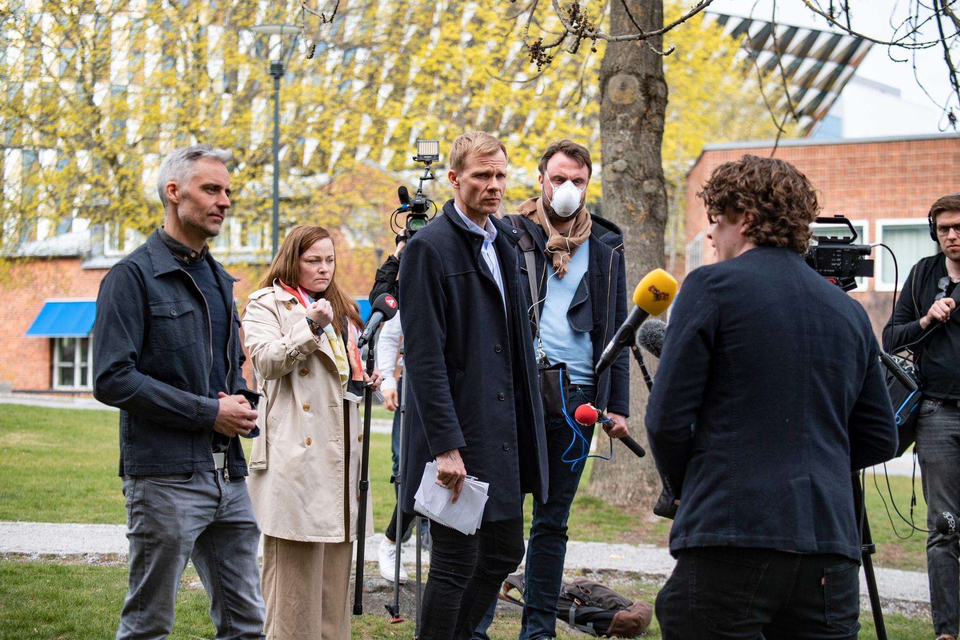 Biträdande statsepidemiologen Anders Wallensten svarar på pressens frågor. Till höger Folkhälsomyndighetens presschef Christer Jansson.