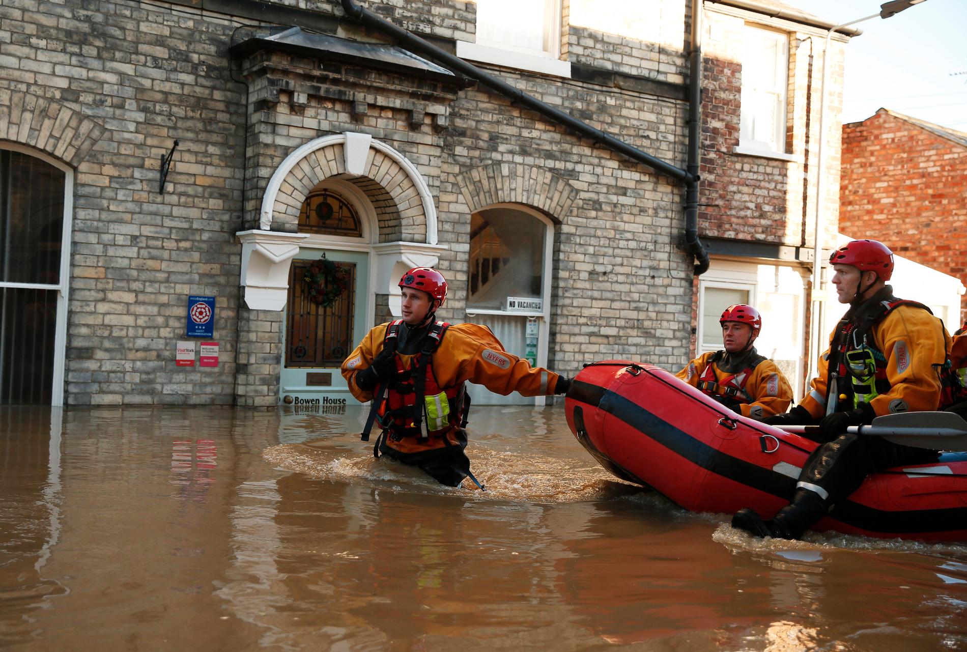 I York i norra England är gatorna helt översvämmade av meterhögt vatten.