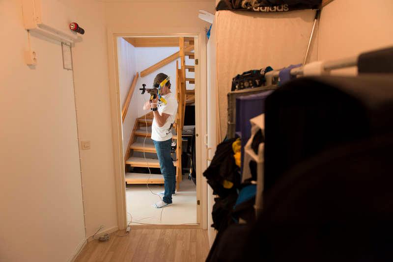 ”Sara drar det tunga lasset”  Fredrik Lindström träningsskjuter hemma i källaren för att hinna vara pappa samtidigt. Med den nya träningsmodellen har han skjutit 3 000 fler skott än i fjol.