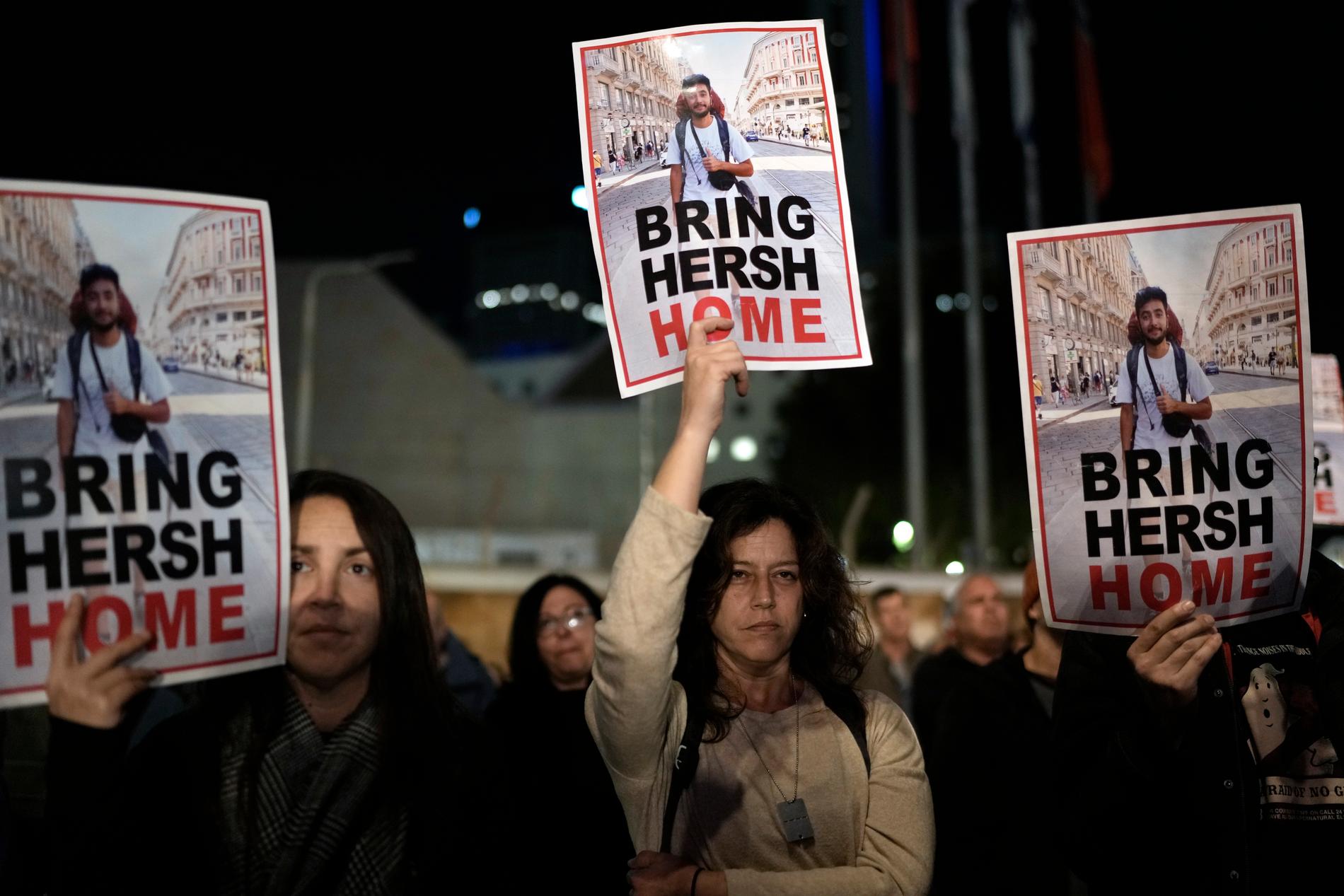 Demonstranter i Tel Aviv kräver att gisslan släpps.