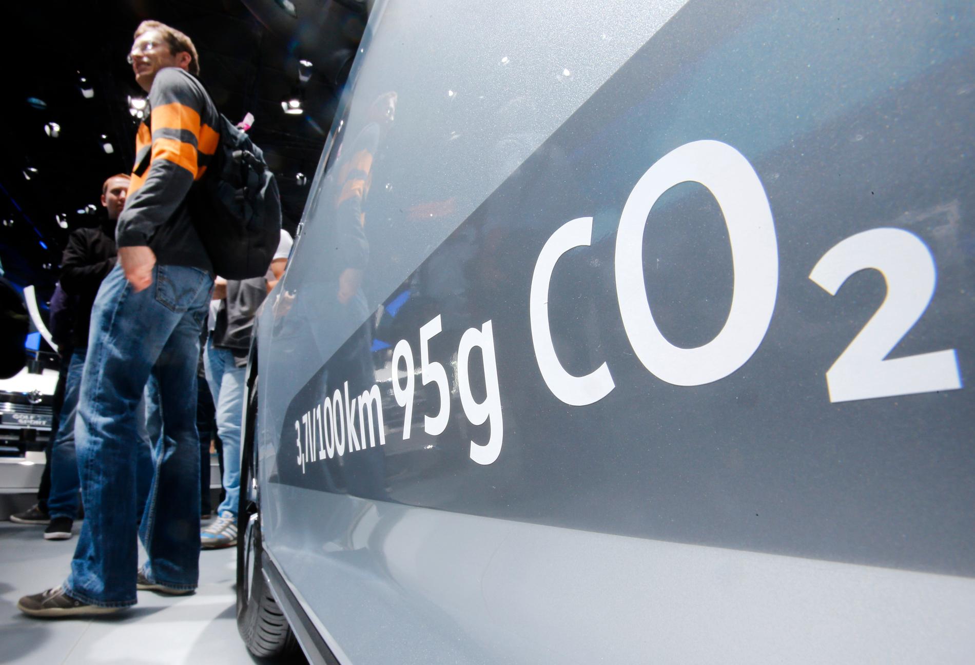 Mängden koldioxidutsläpp redovisas på en Volkswagen Passat Diesel på bilmässan i Frankfurt 2015.